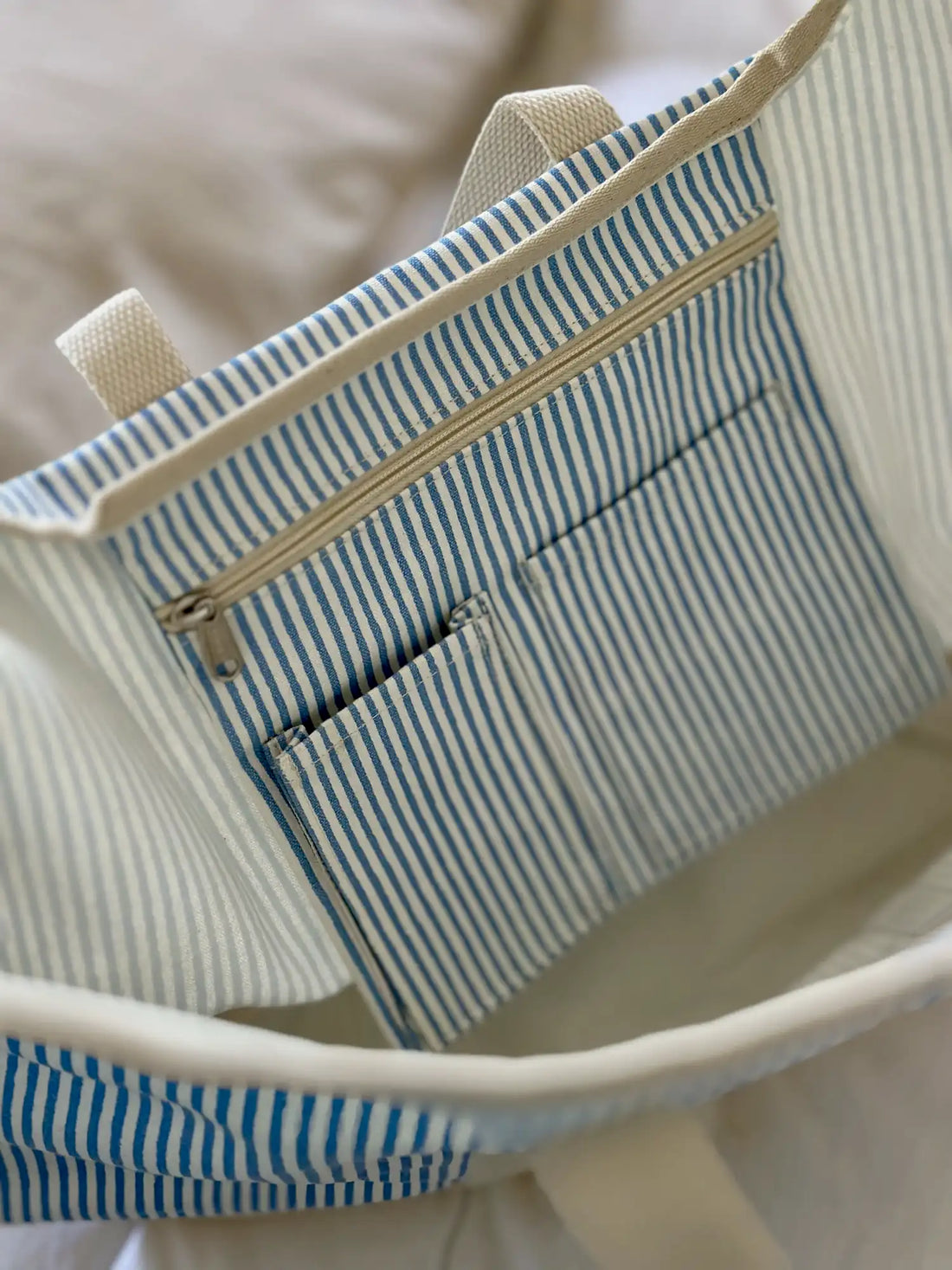ESco Tote bag, Internal pocket, zipper, eastern shore look, where to keep things safely. Perfect for the Beach